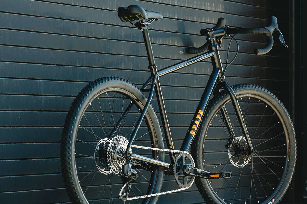 State Bicycle gravel velosipēds ar bezvadu SRAM sistēmu par 2000 dolāriem